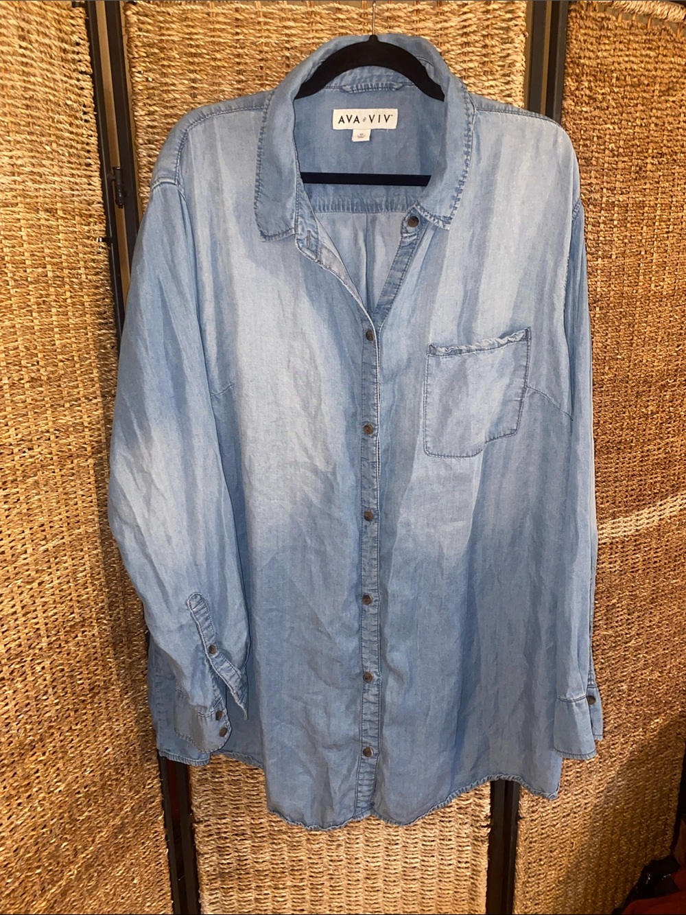 Ava & Viv -Lyocell- Light Blue Chambray button-Up Shirt -size 4X plus size